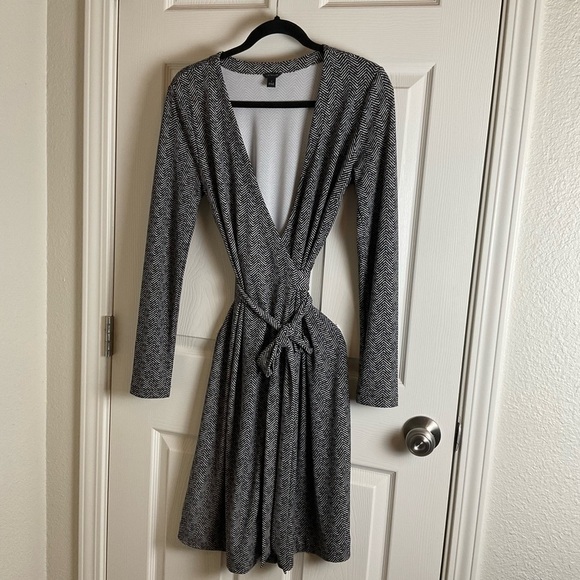 Ann Taylor Black and White Patterned wrap Dress size 4 - Picture 2 of 10